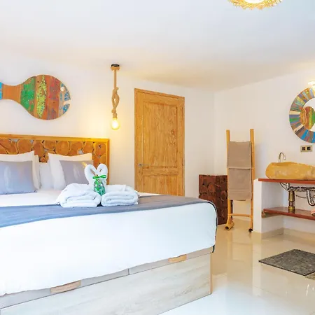 Palacio And Yurt - 2 Pools - Hot Tub - Fantastic Sea Views *