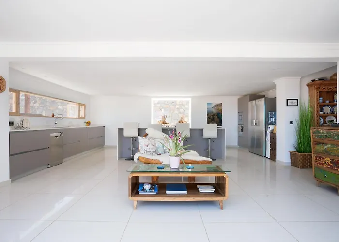 Palacio And Yurt - 2 Pools - Hot Tub - Fantastic Sea Views *